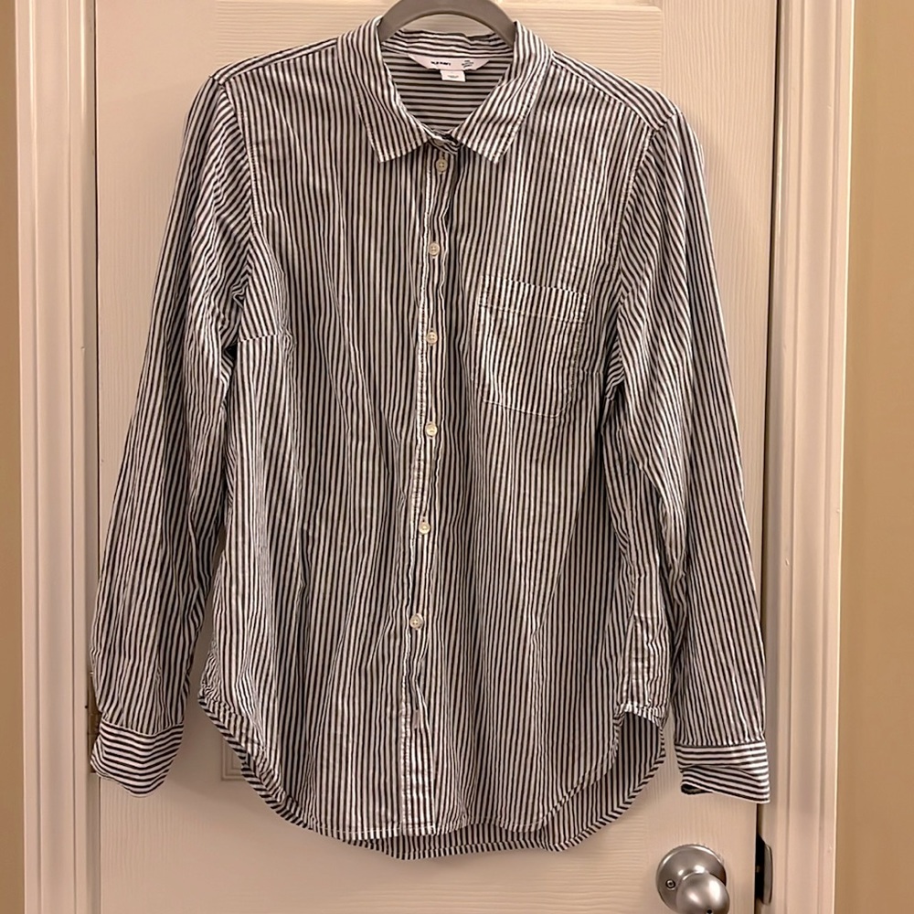 Old Navy pinstripes white and blue classic button down shirt only wore once.